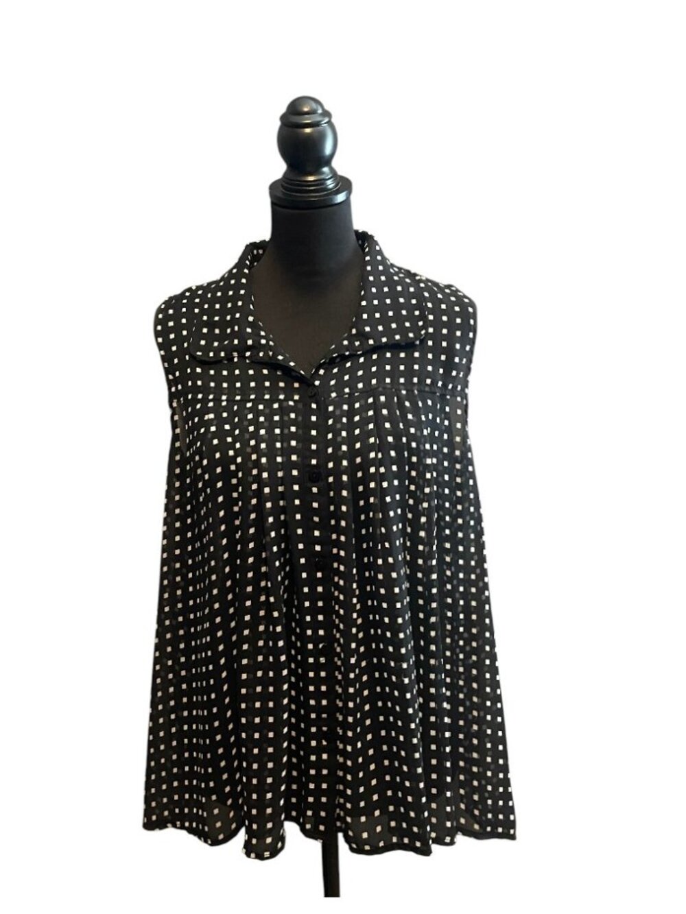 BLACK & WHITE SLEEVELESS BLOUSE